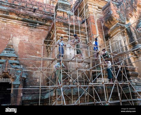 Los Trabajadores Construir El Andamiaje Necesario Para Restaurar La