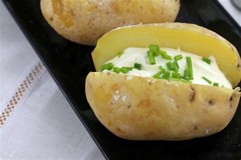 Patatas asadas en el horno receta clásica de guarnición