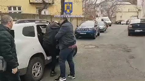 VIDEO Tânăr de 18 ani scos cu forţa din maşină şi lovit în cap de alţi