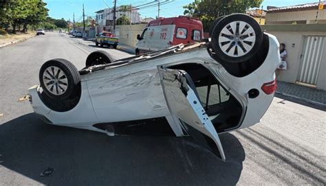 Carro capota após colidir outro veículo no bairro Coroa do Meio O