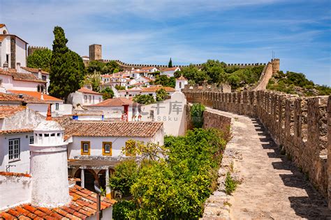 葡萄牙历史悠久的 Obidos 老城的城堡和塔楼，您可以步行穿过城墙高清摄影大图 千库网