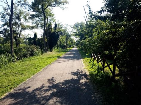 Pista Ciclabile Di Via Cusago Usata Come Accampamento Nomadi Vanno