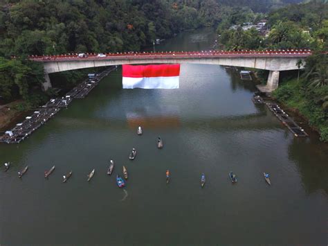 Bendera Merah Putih Raksasa Berkibar Di Jembatan Rantau Berangin