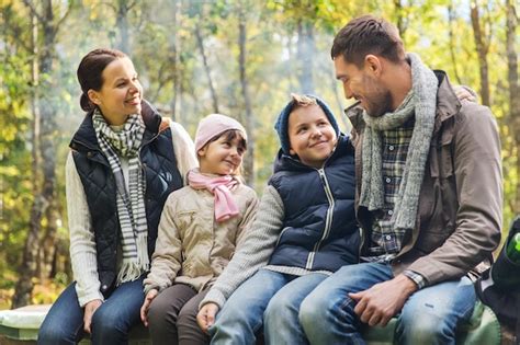 Acampamento Viagens Turismo Caminhada E Conceito De Pessoas