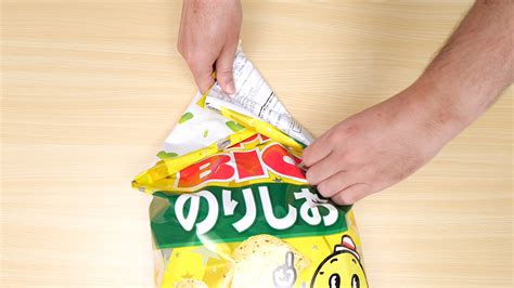 【裏技】何も使わずにお菓子の袋を閉じる方法 便利ハック