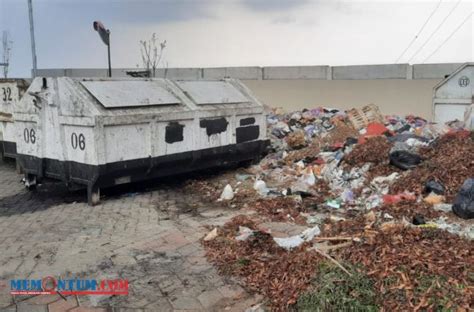 Pedagang Pasar Induk Among Tani Kota Batu Keluhkan Bau Tumpukan Sampah