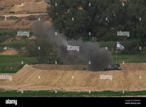 Una Unidad De Artiller A Israel Dispara Disparos En El Sur De La