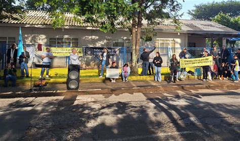 Professores Realizam Manifesta O Em Frente Ao N Cleo Regional De