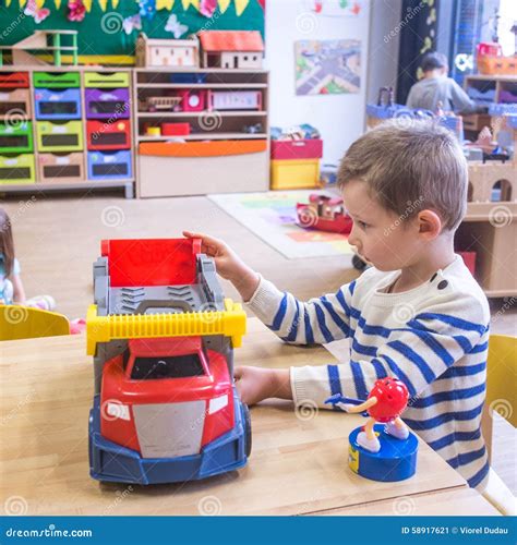 Kind Im Kindergarten Stockbild Bild Von Aktivitäten 58917621