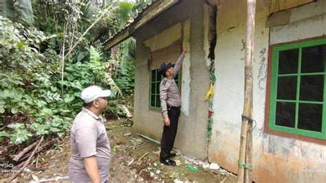 Usai Digoyang Gempa Magnitudo 6 4 Di Garut 4 Rumah Di Ciamis Retak