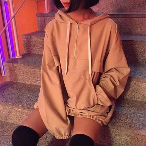 Maneras de convertir una sudadera nude en tu prenda más sexy Es la Moda