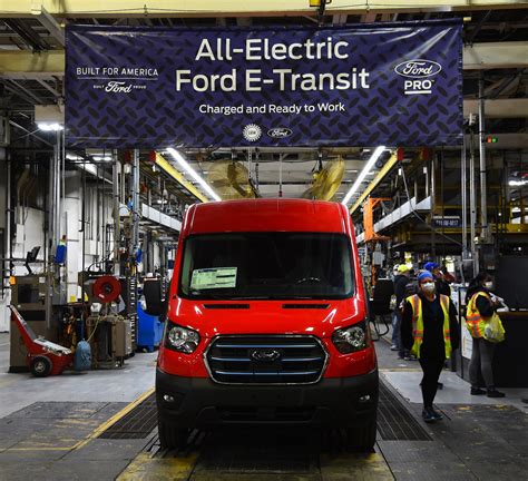 Usps Is Electrifying Its Massive Fleet Buys 9250 Ford E Transit Vans