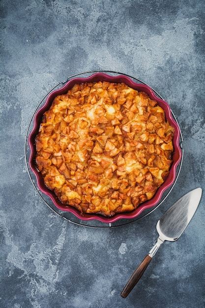 Tarta casera de manzana y canela con nueces y natillas estilo rústico