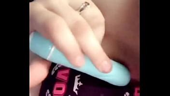 Jeune Fille Joue Avec Son Vibromasseur XVIDEOS