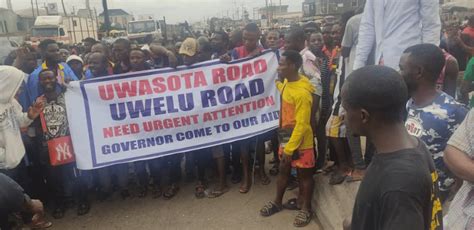 Protesters Block Benin Lagos Expressway Over Deplorable Roads To Spare