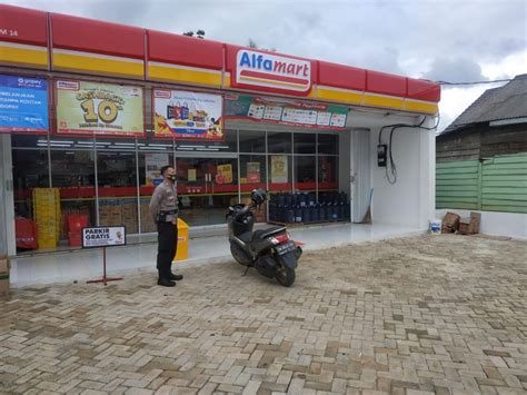 Sinar Pagi Baru Polsek Karang Bintang Sambangi Alfamart Dan Sampaikan