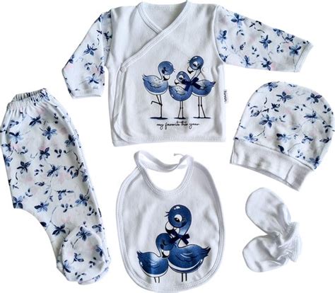 Delige Newborn Baby Kledingset In Mooie Cadeaudoos Kraamcadeau