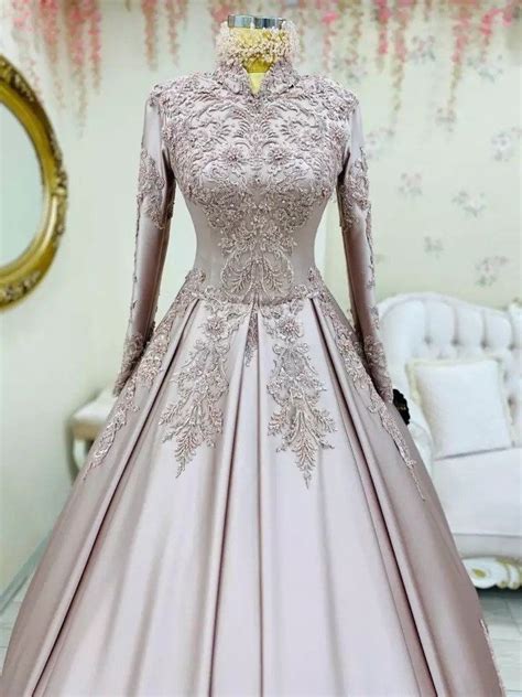 Champagne Long Sleeve Muslim Wedding Dress Satin Beaded Appliques Saudi