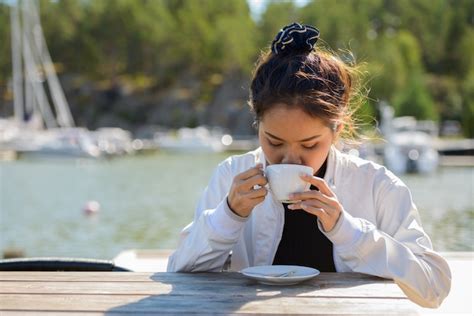 Premium Photo Young Beautiful Asian Tourist Woman Drinking Coffee By