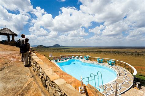 Guests Looking Over Swimming Pool To Bild Kaufen Image