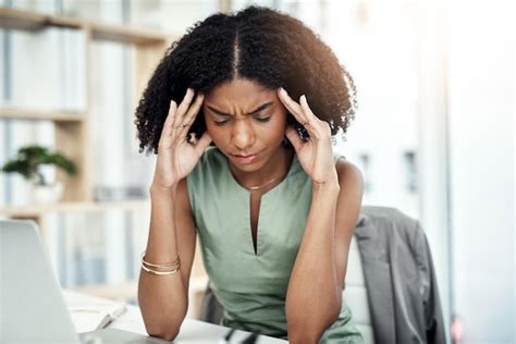 Ansiedade de estresse ou mulher negra no escritório dor de cabeça