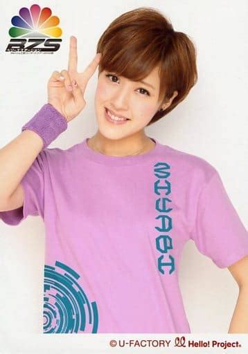 駿河屋 Berryz工房夏焼雅 上半身・tシャツ紫・右手ピース上げ・リストバンド・首傾げ・背景白berryz工房コンサートツアー