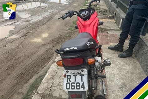 Mulher é presa ao ser flagrada conduzindo moto placa clonada O