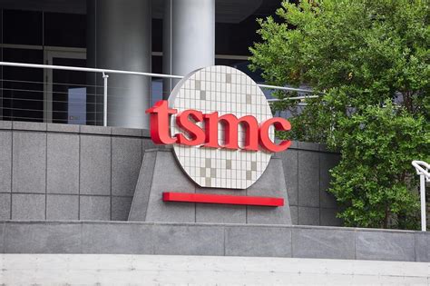 Tsmc Overtakes Intel And Samsung To Become World S Largest Semiconductor Maker By Revenue