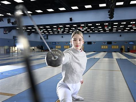 パリ五輪出場のフェンシング世界王者江村美咲さん 二つの日本勢「初メダル」に挑む：朝日新聞globe＋