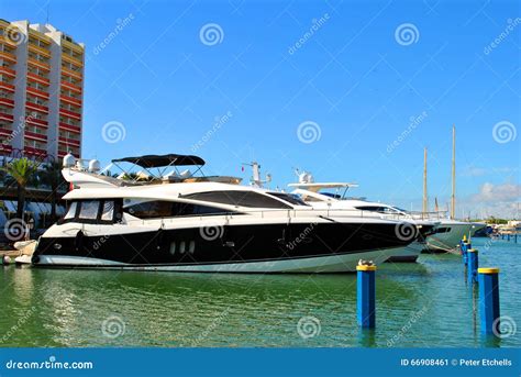 Luxury Boats in Vilamoura Marina Editorial Photo - Image of october, luxury: 66908461