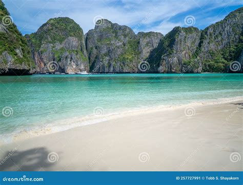 Maya Beach At Phi Phi Island In Krabi Thailand Daylight Stock Image Image Of Iconic Lagoon