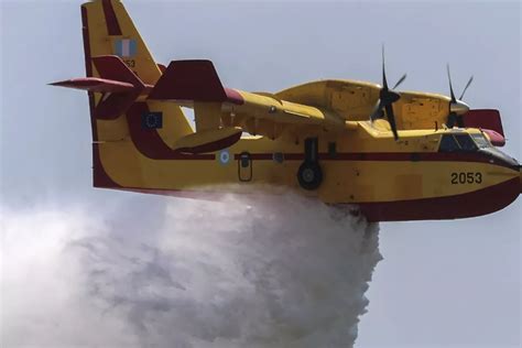 Incendios En Grecia Se Estrella Avi N Que Combat A El Fuego En La Isla