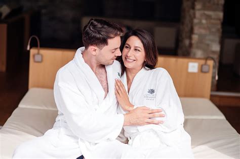 8 Best Couples Therapy Retreats For Deeper Love And Connection