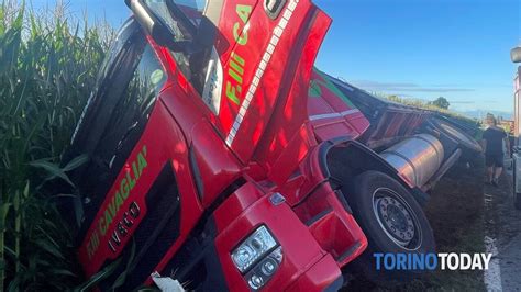 Incidente In Via Carmagnola A Poirino Tir Ribaltato Fuori Strada 30