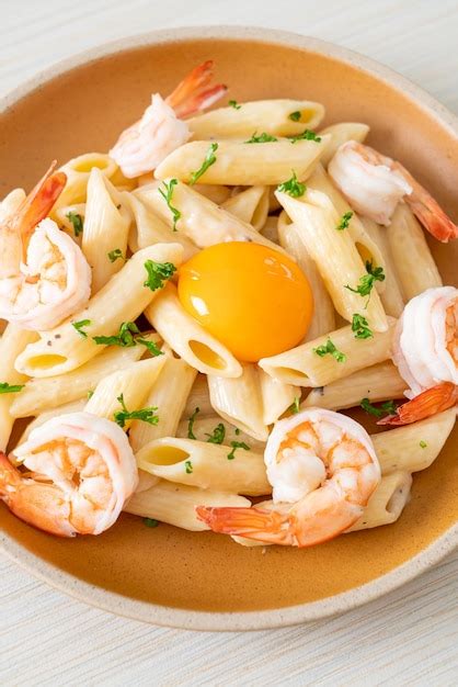 Penne Pasta Salsa De Crema Blanca Con Gambas Y Huevo Foto Premium