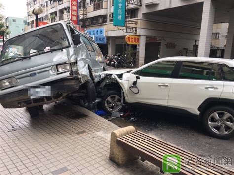 疑未注意車前狀況 自小客車逆向先後波及4部汽機車釀1傷