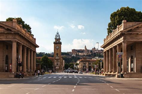 Controlli A Tappetto Della Polizia Ai Propilei Di Bergamo Trovato Un