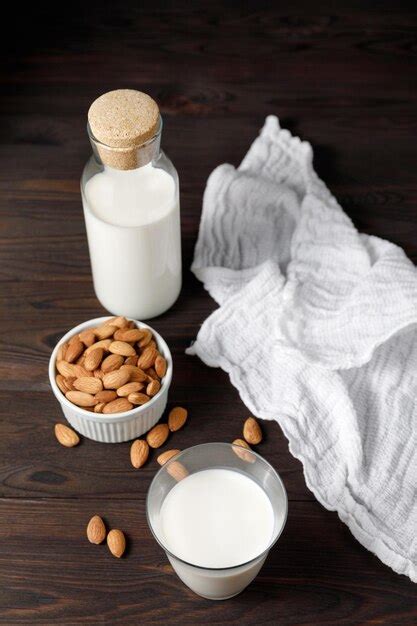 Leche De Almendras En Un Vaso Y Una Botella De Vidrio Sobre Fondo De