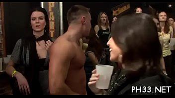 Las perras están mojadas por los machos yang calientes y sufren por maldecirlas XVIDEOS