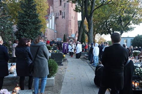 Wszystkich Wi Tych W Remskiej Farze Od Rana Wierni Odwiedzali Groby