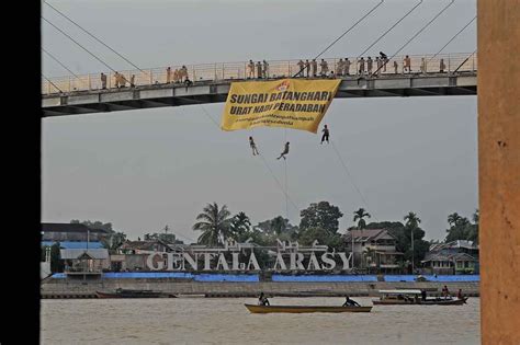 FOTO Pembentangan Spanduk Aksi Bersih Sungai Batanghari