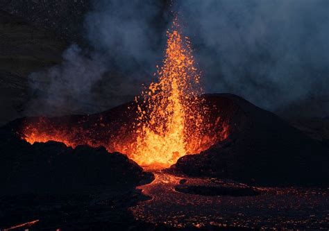 Heavy Volcanic Eruption in Iceland Threatens the Town of Grindavik with ...