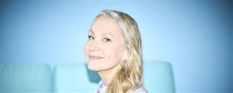 Review Joan Osborne Shares A Few Standards On ‘radio Waves American
