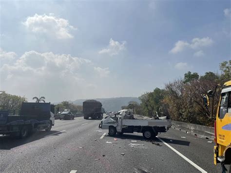 國3南下草屯路段驚悚車禍！ 小貨車擦撞聯結車「車頭幾乎全毀」司機命大輕傷 火報