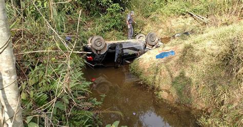 G Carro Cai Em Rio Ap S Capotar Em Ribanceira Em Cruzeiro Sp