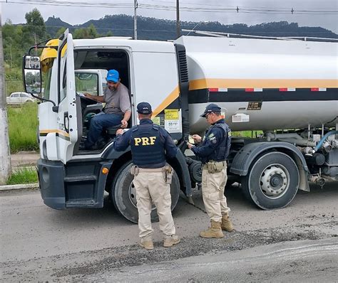 Ação conjunta fiscaliza transporte de produtos perigosos na BR 470 em