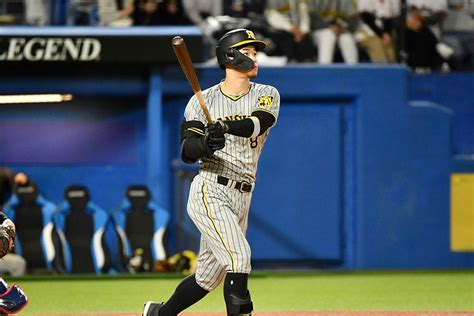 佐藤輝明、3号2ランで今季初1試合2発 右翼手1歩も追わず弾丸ライナーに敵地どよめき Full Count