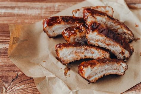 Las Costillas Asadas A La Parilla Deliciosas Sazonaron Con Una Salsa De