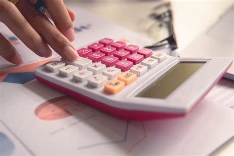 El Hombre De Negocios Calcula Sobre Coste Y Las Finanzas El Hacer En La