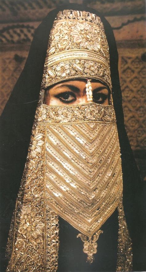 Saudi Arabesque Outdoor traditional dress of a woman from Hijaz, Saudi ...